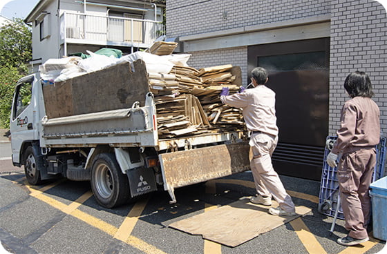 分別された産廃を回収し各処理場へ